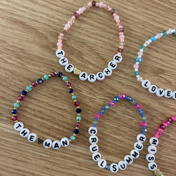 7 Taylor Swift lover friendship bracelets - Picture 3 of 3